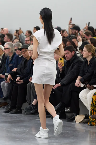 Look 16